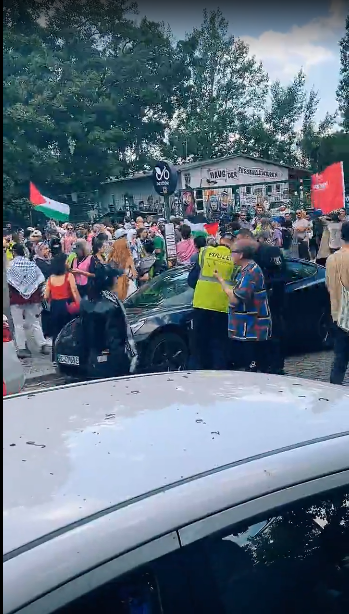 datawrangler2's tweet photo. 🍉+++ALERT+++NEWS+++
.
Langeweile auf der Schönhauser Allee
Höhe Cantianstraße/TopStraße
#Demonstration ab Eberswalder Straße #PrenzlauerBerg der antisemitisch vorgeprägten pro🇵🇸FreakShow verzögert sich.
War für ab 15:00 Uhr angemeldet.🙃🤡
#MilaStraße #Berlin #b2206 #Demo #PBerg https://t.co/FAx4mxbiOT