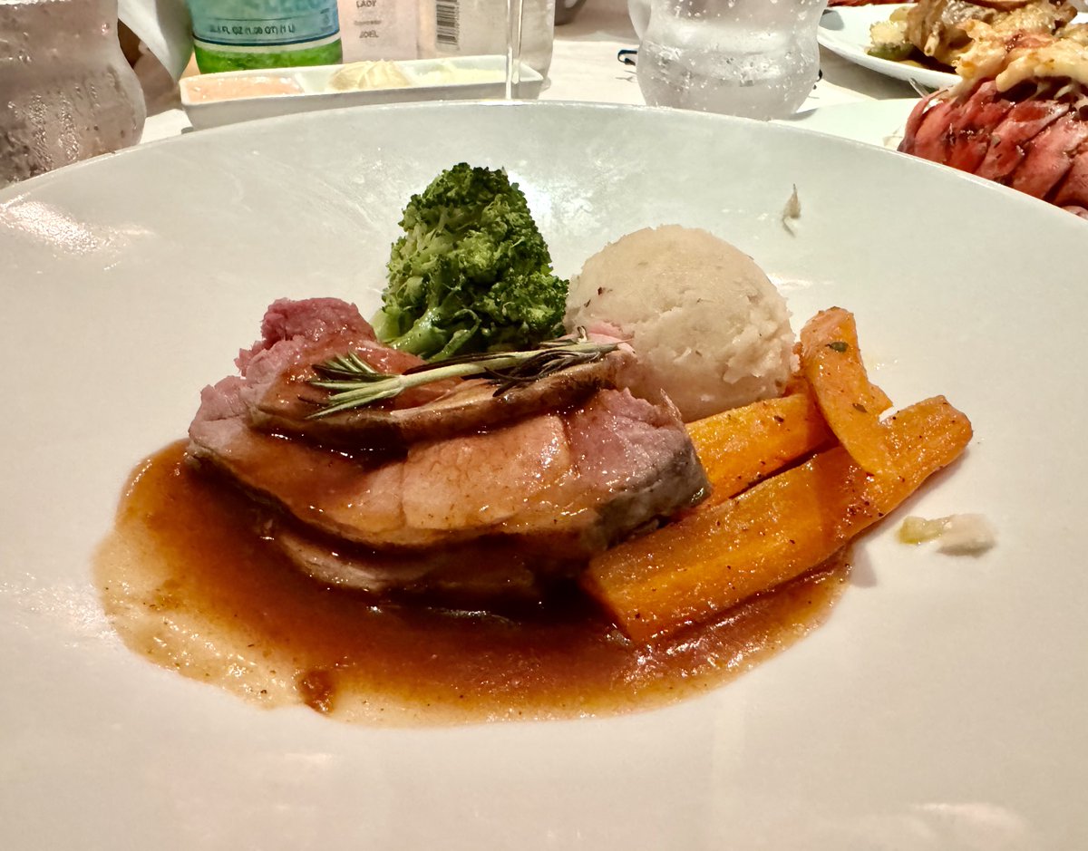 SashaEats's tweet image. Last night’s dinner 🍷🍽️ 

#SashaEats #SashaSips #CruiseFood #CelebrityEclipse #FoodPorn