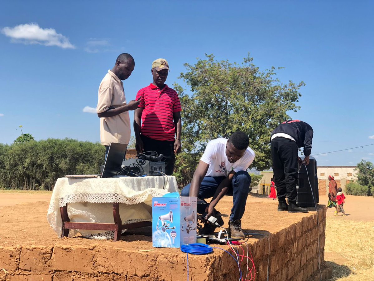 PatrickRugaba's tweet photo. Mugiye i @MusanzeDistrict aho @PaulKagame umukandida wa @rpfinkotanyi yari yagiye kwifotoreza hari huzuye abaturage bazanywe ijoro ryose bashorewe n’inzego zumutekano kungufu.
Kurundi ruhande hasi murabona amafoto agaragaza aho babagabo bafite ikiraka cyo guherekeza #Kagame uko byari byifashe.
Akazi karagwira !
#RwoX