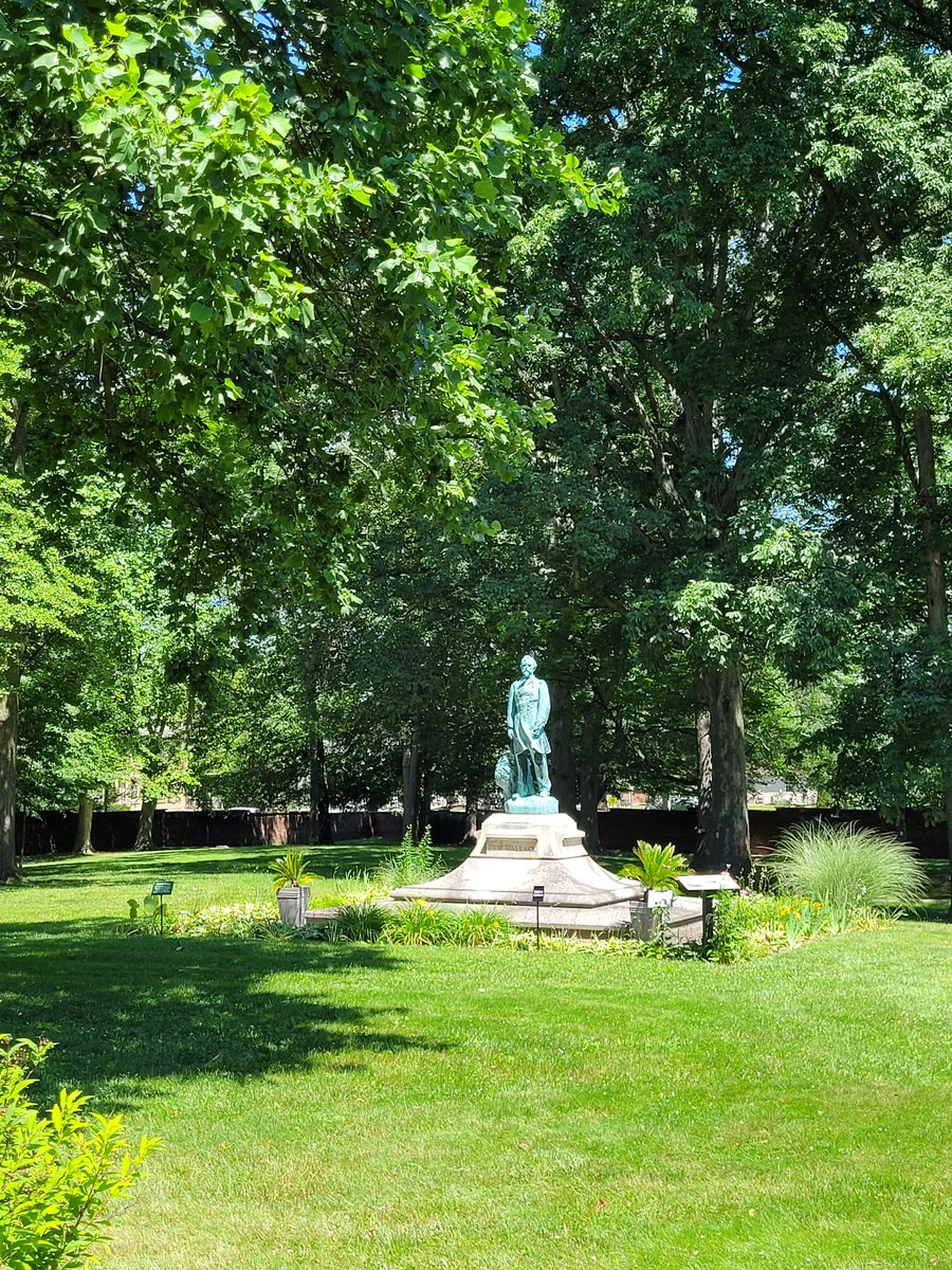 【Mr.Wallace】人才才是一个国家的宝藏.即使你的国库里藏满满的黄金，也只是一个土财主，而不是一个国家的杠杆。拜访了Sir Wallace的家，很难想象一个人可以是这么多的角色。艺术家，将军，作家。
​真正的人才是压制不住的。或早或晚。低调不是一个大神级人才必须的素质。
人才是杠杆，助推器是黄金。