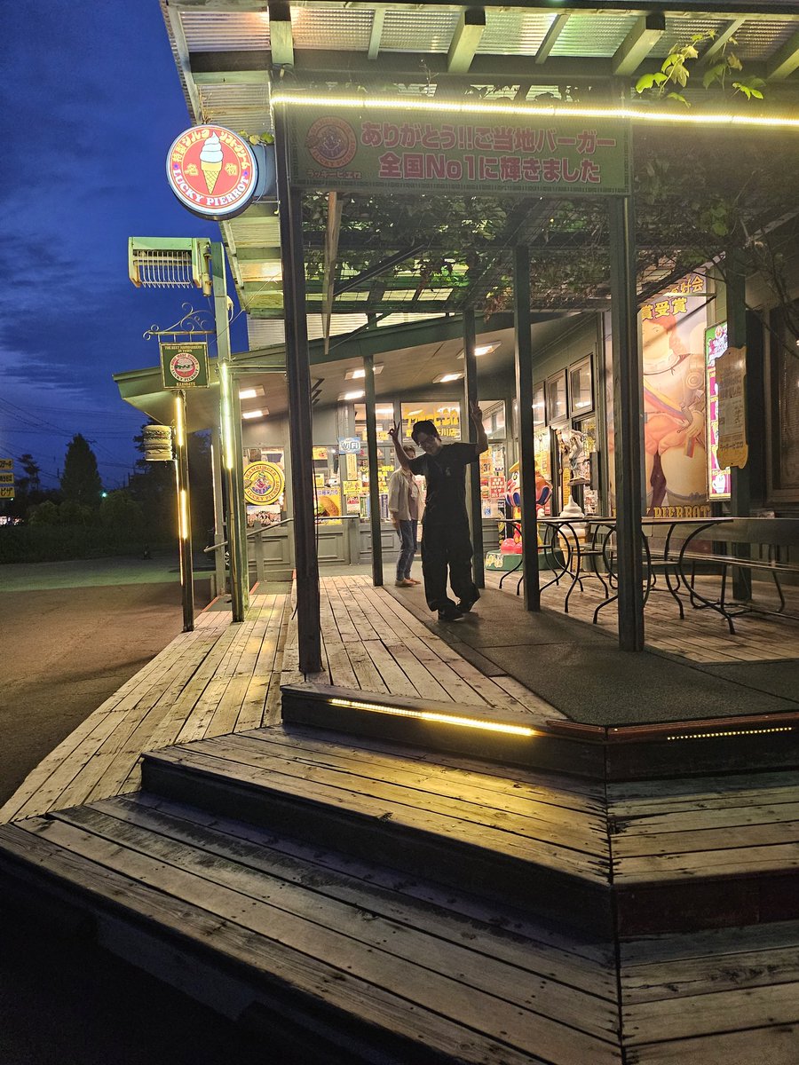 函館日帰りツアー！往復10時間…ぇ
今日は函館保育連絡会の依頼で影絵と太鼓の公演でした😊
むかしなつかしのオーエイチピー機材、影絵人形をくるくる。舞台は楽しい！皆さんに感謝🙇

帰りは恒例のラキピ、モバイルオーダーを使いこなして華麗に帰宅中。