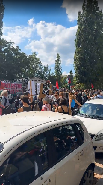 datawrangler2's tweet photo. 🍉+++ALERT+++NEWS+++
.
Langeweile auf der Schönhauser Allee
Höhe Cantianstraße/TopStraße.
Scheint so, als ob die Demo statisch bleibt.
Demonstration sollte ab Eberswalder Straße im PrenzlauerBerg nach Mitte laufen.
Sollte - hätte - könnte
#MilaStraße #Berlin #b2206 #Demo #PBerg https://t.co/wQ286tVje0