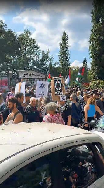datawrangler2's tweet photo. 🍉+++ALERT+++NEWS+++
.
Langeweile auf der Schönhauser Allee
Höhe Cantianstraße/TopStraße.
Scheint so, als ob die Demo statisch bleibt.
Demonstration sollte ab Eberswalder Straße im PrenzlauerBerg nach Mitte laufen.
Sollte - hätte - könnte
#MilaStraße #Berlin #b2206 #Demo #PBerg https://t.co/wQ286tVje0