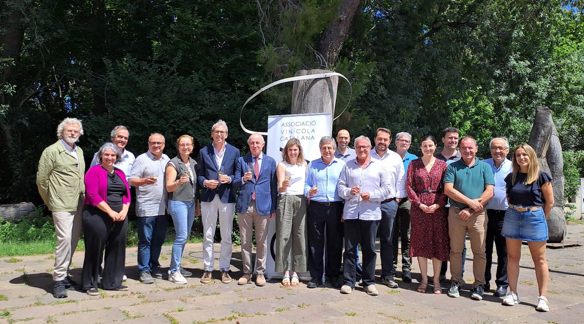 Ahir es van designar els càrrecs de la Junta Directiva de l'AVC per als propers quatre anys.
Eugeni Llos  ha estat elegit com a nou president de la nostra patronal, prenent el relleu de Valentí Roqueta, qui ha deixat el càrrec després d'una dècada de lideratge destacat.
#vicatalà