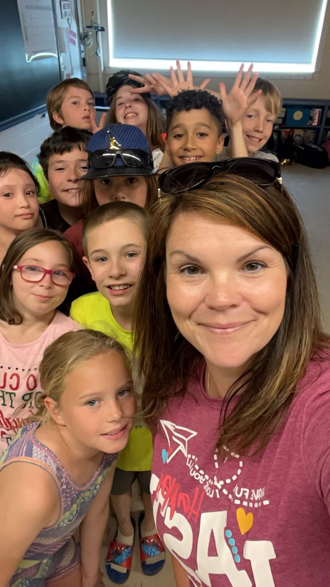 AESFunWing's tweet image. Teaching is hard, but when you work alongside these talented, caring and vivacious people, it’s still hard… but doable AND life changing🦊🚌🍎