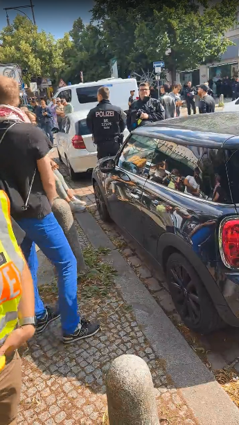 datawrangler2's tweet photo. 🍉+++ALERT+++NEWS+++
.
Langeweile auf der Schönhauser Allee
Höhe Cantianstraße/TopStraße.
Scheint so, als ob die Demo statisch bleibt.
Demonstration sollte ab Eberswalder Straße im PrenzlauerBerg nach Mitte laufen.
Sollte - hätte - könnte
#MilaStraße #Berlin #b2206 #Demo #PBerg https://t.co/wQ286tVje0