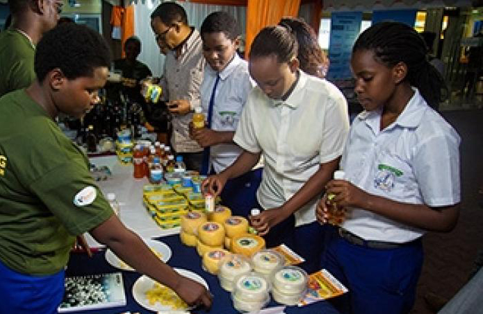 hallaboutafrica's tweet photo. Congrats Rwanda: It's new but growing cheese industry will reach US$8million in exports in 2024. Cheese making and exports are projected to grow 11% per year. Rwanda's cheese's biggest market is the U.S.🇷🇼🧀 https://t.co/f8E9JqU1Fk