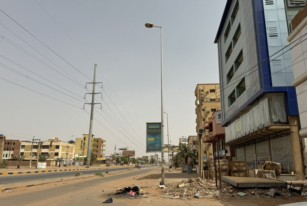 الخرطوم ليست بخير…. غادرها أهلها مجبرين، وعلى أملٍ بالعودة، ومن تبقى منهم يصارع من أجل البقاء، ولسان حال الديار فيها يقول:
لا تسأل الدار عمن كان يسكنها**الباب يخبر أن القوم قد رحلوا

-435 يوماً من #الحرب في #السودان دون بوادر لأن تقف في الأمد المنظور. 

June.22.2024