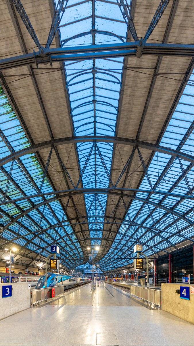 LiverpoolVista's tweet photo. The sleek curved lines of the #Liverpool Lime Street Station roof. https://t.co/Q4H7PZPjjH