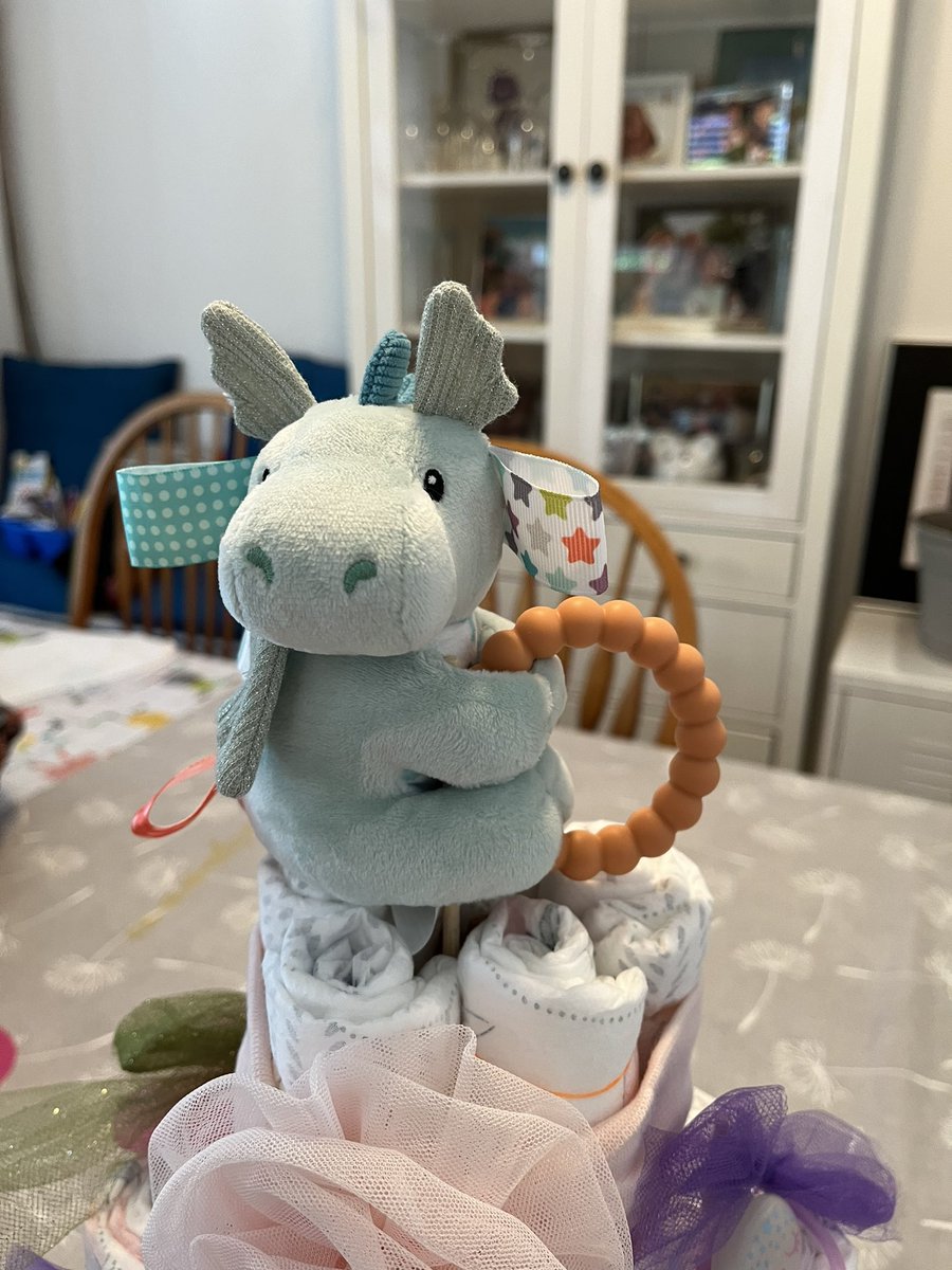 Sofrosine__'s tweet photo. No se hacer ni una torta de caja, no decoro como @Aguscake pero me hice una #DiaperCake para el bb shower de mi vecina mañana 💁🏼♀️💁🏼♀️💁🏼♀️ https://t.co/rLSE88XpP8