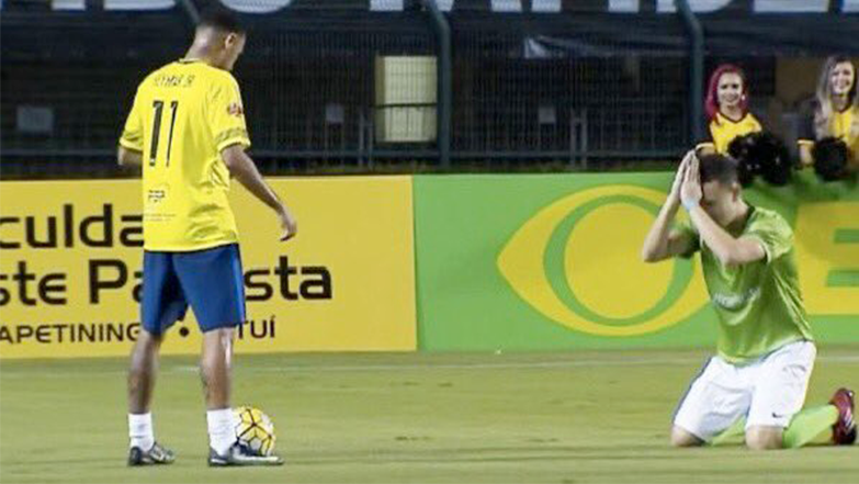 Betclic's tweet photo. Les Roumains à chaque duel face à Doku : https://t.co/XWgqnuBHwv