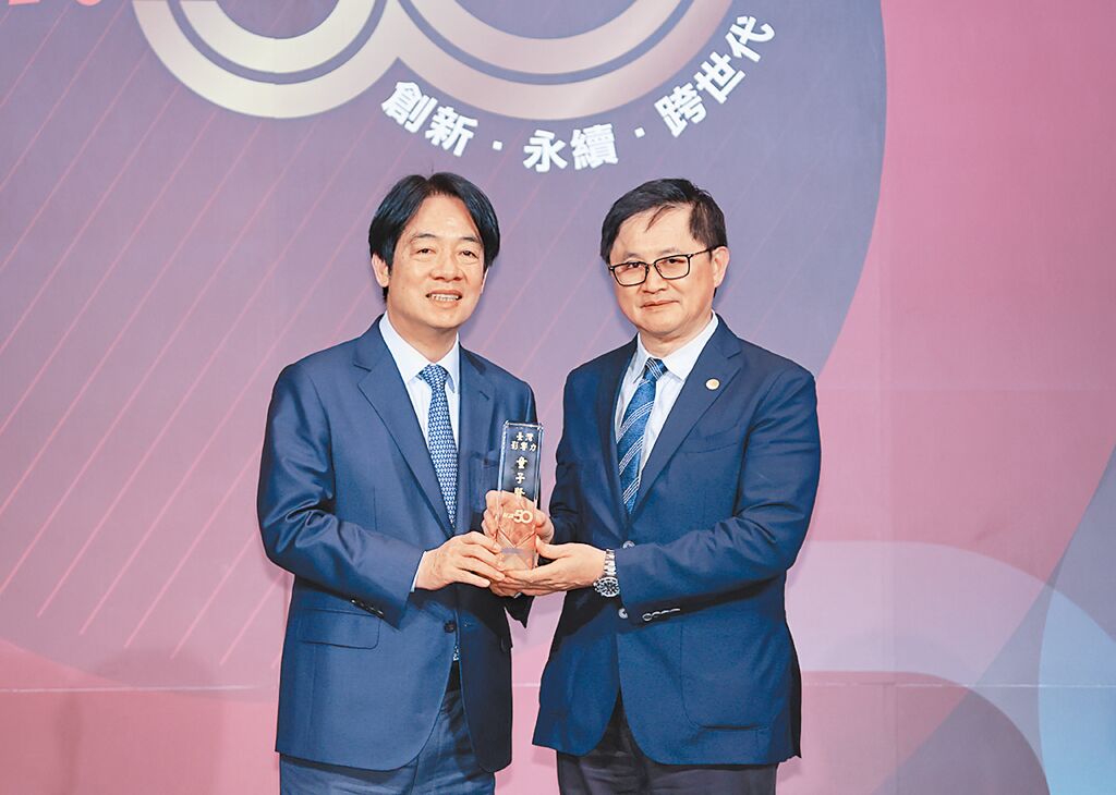 AppPuty2's tweet image. [新聞] 童子賢：不需為太陽能摧毀農田📝chinatimes.com/newspapers/202… 童子賢：不需為太陽能摧毀農田  #Tech_Job #PTT #熱門