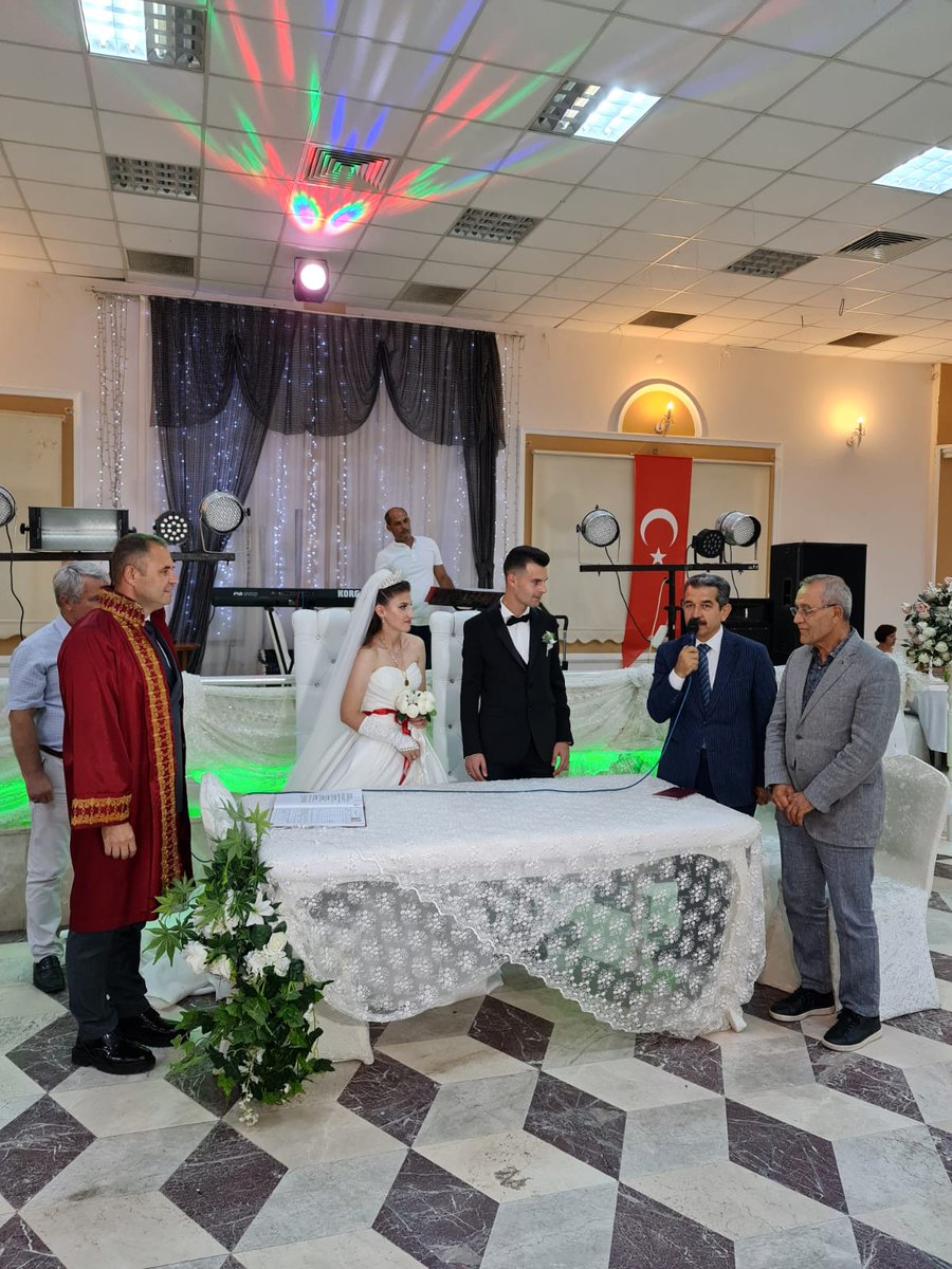 valikirklareli's tweet photo. Valimiz Sn Birol Ekici, eski Antalya MV. ve Kültür ve Turizm eski Bakan Yrd. Sn Abdurrahman Arıcı ile birlikte Çilli ve Şanlı ailelerinin kıymetli evlatları Ayşe Ezgi&amp;Uğurcan çiftinin düğün törenlerine katılarak, Belediye Başkanımız Derya Bulut'un kıydığı nikaha şahitlik ettiler. https://t.co/iFPSuyDkSo