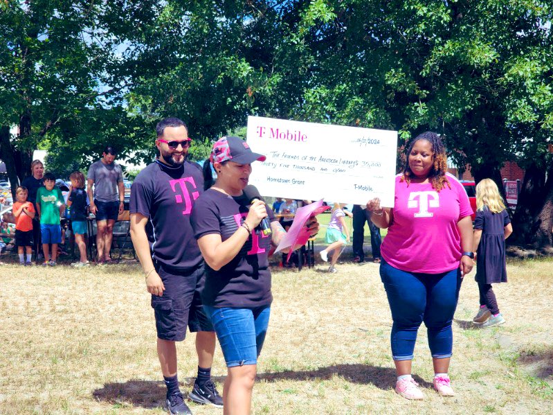 What an honor to be part of this amazing celebration. The Town of Aberdeen, NC was selected to receive a $35,000 #HometownGrant from <a href="/TMobile/">T-Mobile</a> These funds will help develop a garden park in front of the community library. Which will be the only green space in historic downtown. 👏🏼