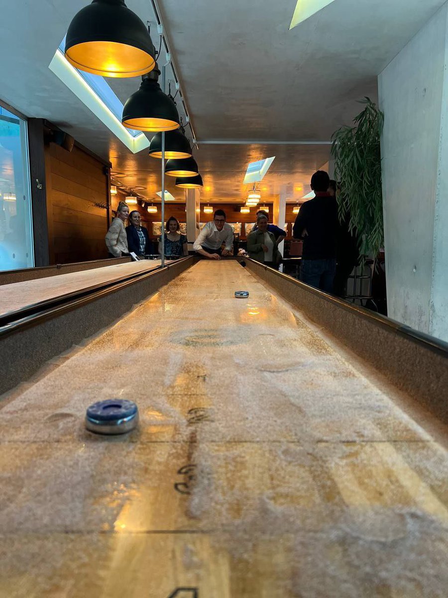 À Oslo, j’ai été heureux de partager un moment convivial avec des Français résidant en Norvège. 

✅ Nous avons échangé sur notre programme et les problématiques qu'ils rencontrent ! 

La soirée s’est conclue par quelques parties de shuffleboard, loisir typique norvégien 🇧🇻