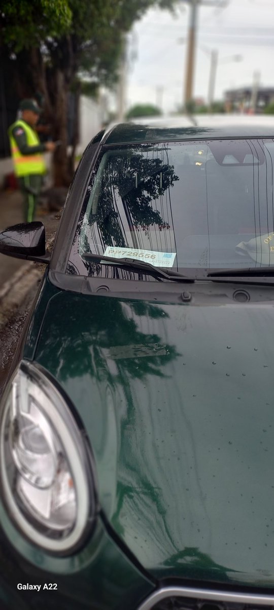 sucesosdigitalr's tweet photo. Atencion @digesettrd_  El agente Diaz  apostado en la avenida República de Colombia esquina monumental dice  que  a el se le paga  por poner  multas .
Cuando su función es regular el tránsito. 
El vehículo tiene placa de exhibición.  Tenia 2 la otra https://t.co/edLmS1EdIf