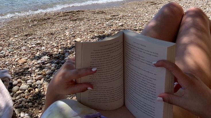 wandervoyage's tweet image. Reading on the beach 📖