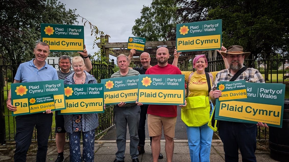 Plaid_Cymru's tweet photo. Gorymdeithio ar y strydoedd tuag at Gymru tecach, mwy uchelgeisiol heddiw! ✊🏴󠁧󠁢󠁷󠁬󠁳󠁿🏳️‍🌈

Mae amser y Ceidwadwyr ar ben, ond ar Gorffennaf y 4ydd, gyrrwch neges i Lafur na chawn nhw gymryd Cymru’n ganiataol! 

Pleidleisiwch Plaid Cymru. https://t.co/97b8kqzH42