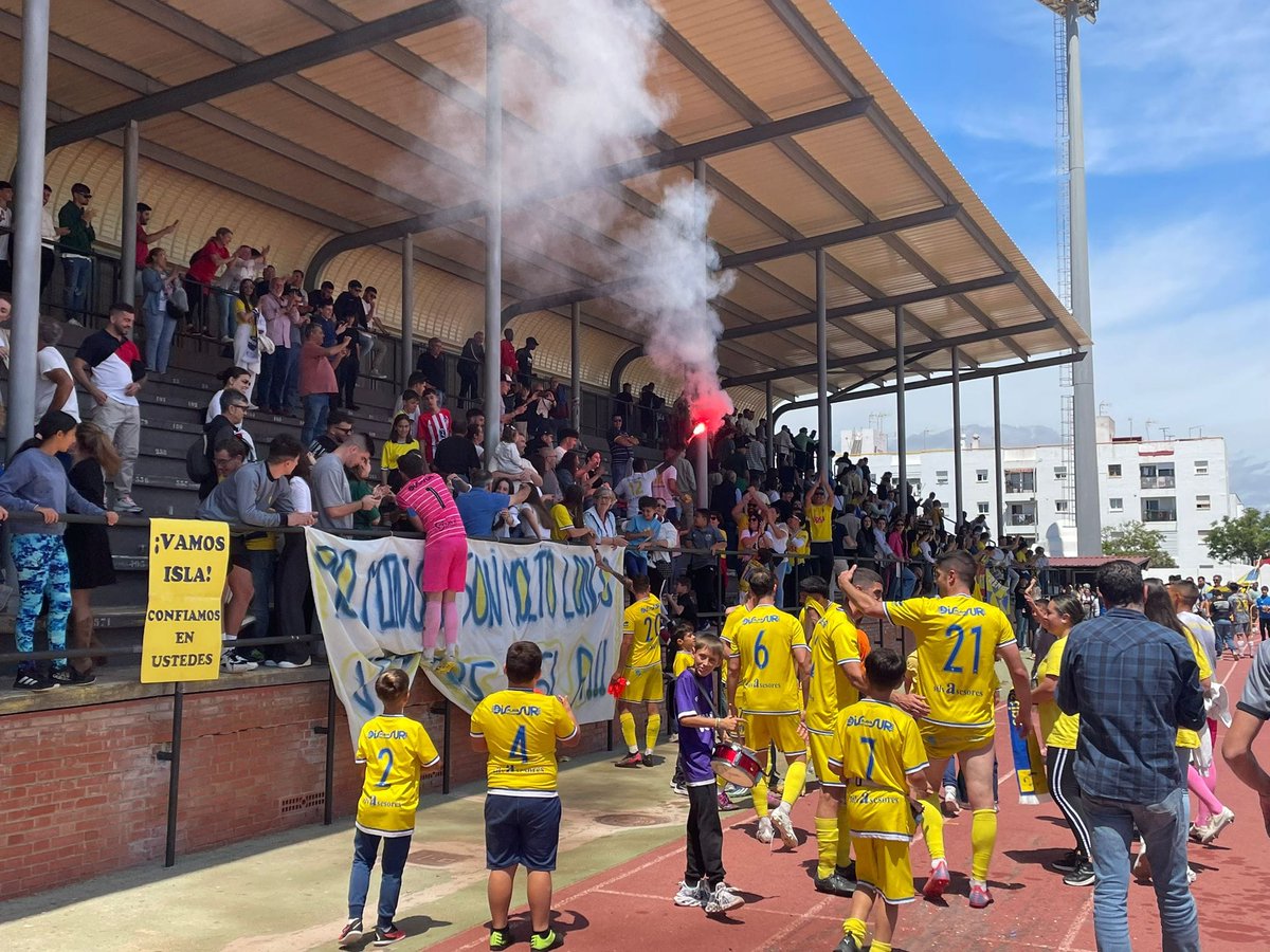futbol_onubense's tweet image. ¡OFICIAL! El Xerez DFC logra el ascenso a Segunda Federación y el @IslaCristinaFC logra el ascenso a División de Honor tres años después, a falta de confirmación por la @RFAF. Enhorabuena a toda Isla Cristina, os lo merecéis. 💛💙 #Isla
