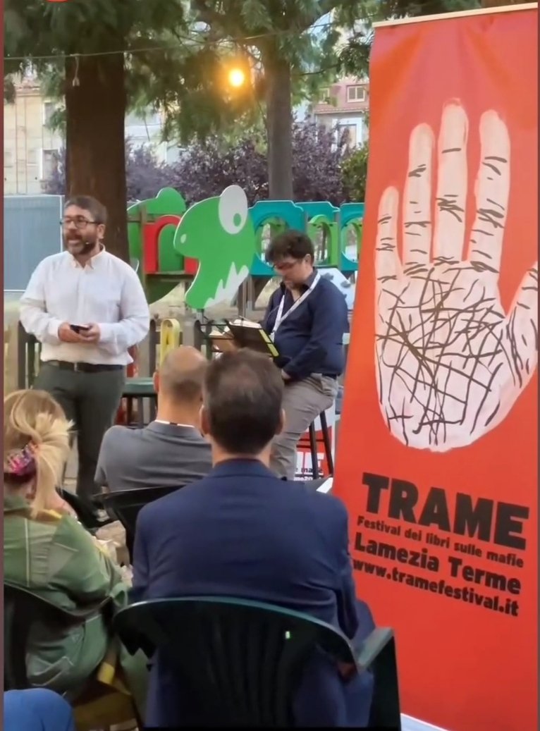 Poche ore fa al <a href="/TrameFestival/">trame festival</a> di Lamezia Terme (CZ) sui libri sulla mafia, <a href="/NelloTro/">Nello Trocchia</a> mentre presenta con <a href="/il_Volatore/">Giacomo Di Girolamo</a> il loro libro-inchiesta #UnaVitaTranquilla su Matteo Messina Denaro: zolfoeditore.it/scheda-libro/g…
