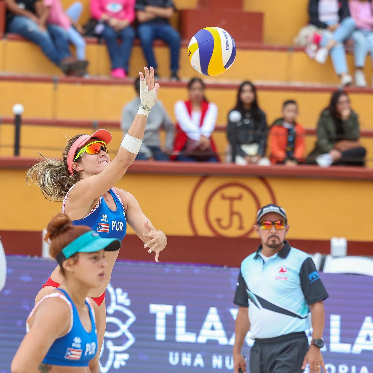 LaPerlaPR's tweet photo. Las boricuas Allanis Navas y María González vencieron hoy 2-0 (21-17, 21-10) a la dupla dominicana Payano-Paniagua, y continúan invictas en el Clasificatorio Olímpico de Voleibol de Playa, buscando su pase a París 2024.

📷 @FedPURVoli https://t.co/ozHiUyzg5H