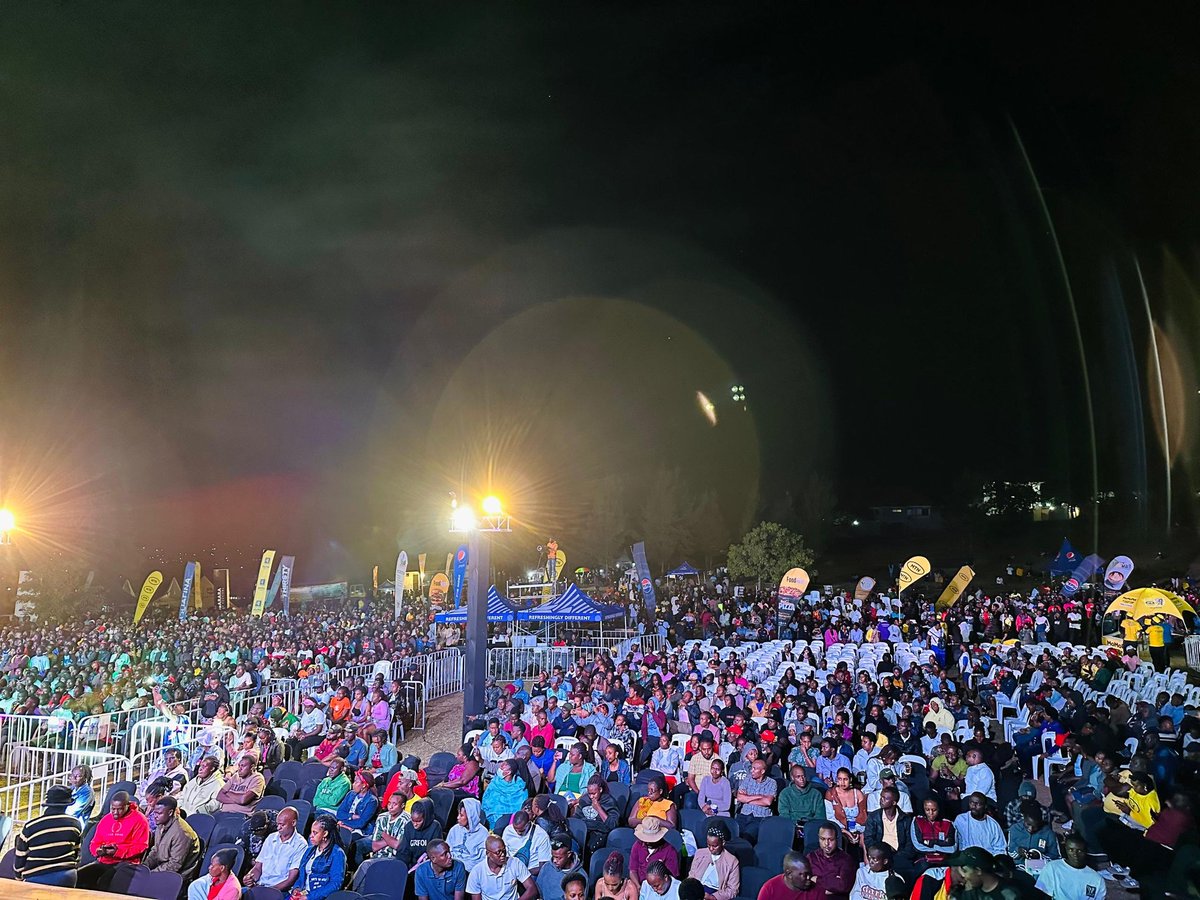 CountryRadio87's tweet photo. Happening Now: Ray G home coming concert at Booma grounds.
Mbarara is on fire tonight
π· Courtesy
#RayGHomeComingConcert #CountryFmUpdates https://t.co/dCDrx85Q6X
