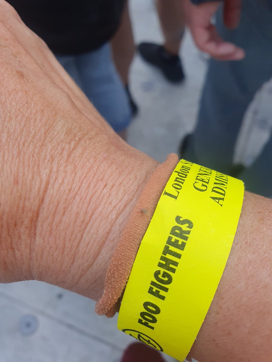 MaddieMooShort's tweet photo. Foooooooooooooos! #foofighters https://t.co/RkJqSrcnl0