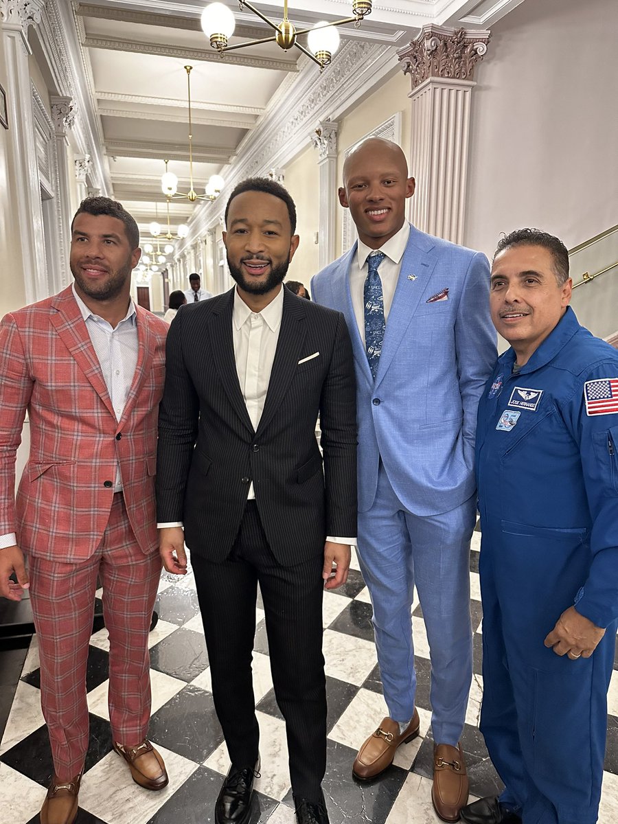 Astro_Jose's tweet image. The benefits of visiting the White House! You meet folks like @johnlegend @BubbaWallace, and new 49er quarterback @josh_dobbs1 Also reconnected with old friends and colleagues @Astro_Flow and @DrSianProctor! All these folks are full of awesomeness and are amazing! #Space4All