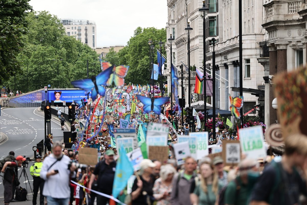 WCL_News's tweet image. 60,000 people have marched to Parliament Square today - all calling for one clear action from politicians👇

Commit to the laws &amp;amp; changes we need to #RestoreNatureNow

We&apos;re proud to have marched alongside @Natures_Voice @wwf_uk &amp;amp; many others  

Read more: wcl.org.uk/60,000-people-…