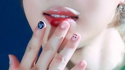 librafolders's tweet image. nails 💗