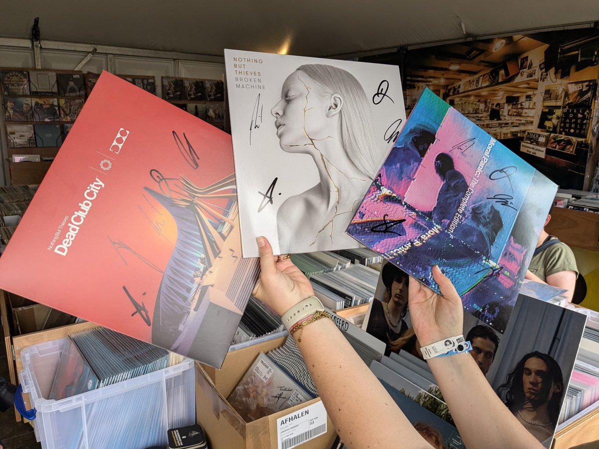 Nu gesigneerde <a href="/NBThieves/">Nothing But Thieves</a> platen in onze festivalwinkel op Pinkpop!

<a href="/pinkpopfest/">Pinkpop festival</a> #pp24 #pinkpop