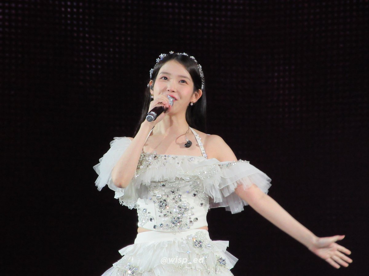 wisp_ed's tweet photo. IU last night from my digicam 🥹 was such an amazing concert but i drowned in confetti for sure

#IU 
#HEREH #HEREH_WORLD_TOUR_IN_LDN https://t.co/0TTtadnCct