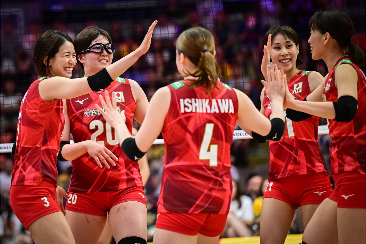 vking_jp's tweet photo. 世界ランク1位のブラジルをついに撃破🔥

🇯🇵日本代表 3－2ブラジル代表🇧🇷

🇯🇵#バレーボール女子日本代表 が世界ランク1位のブラジルについにフルセット勝ち！VNL初メダルが確定

第1セット 26-24
第2セット 20-25
第3セット 25-21
第4セット 22-25
第5セット 15-12

#ネーションズリーグ #女子バレー

📸Volleyball World