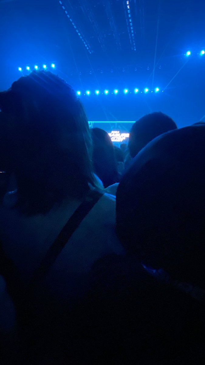 aaainabae's tweet photo. logik ke vip c sumbat sampai 38 row?! memang aku bayar beribu untuk tengok kepala orang je sial @imemalaysia 

#rebootinKL #TREASURE_REBOOT_IN_KL https://t.co/Bi5EeJwW9u