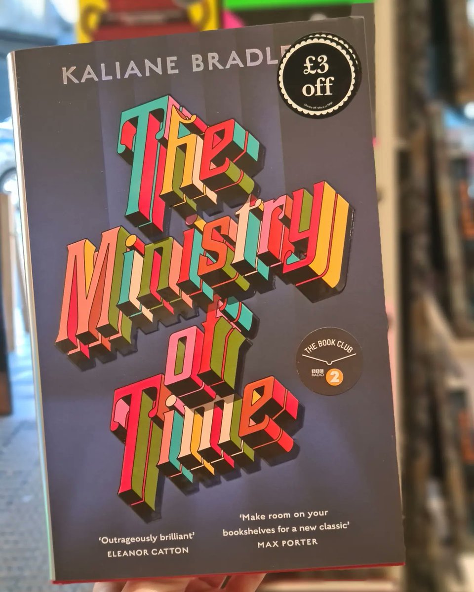 WstonesDundee's tweet image. Revolving around the titular establishment set up to bring expatriates from the past to near-future London, this extraordinarily assured debut blends love story, time-travelling tale and state-of-the-nation commentary to terrifyingly clever and ferociously funny effect 📚 #wdfp