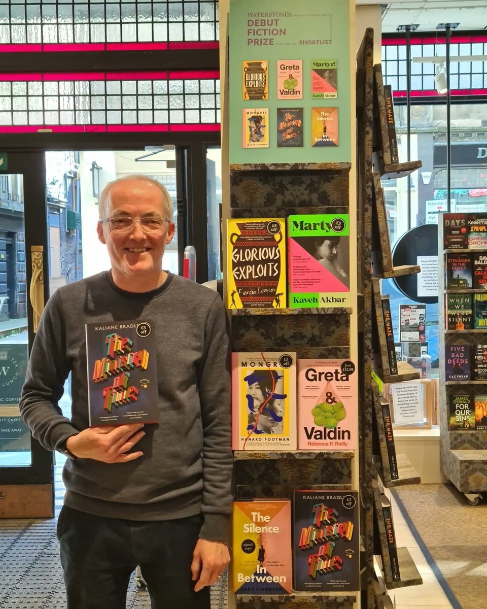WstonesDundee's tweet image. Revolving around the titular establishment set up to bring expatriates from the past to near-future London, this extraordinarily assured debut blends love story, time-travelling tale and state-of-the-nation commentary to terrifyingly clever and ferociously funny effect 📚 #wdfp