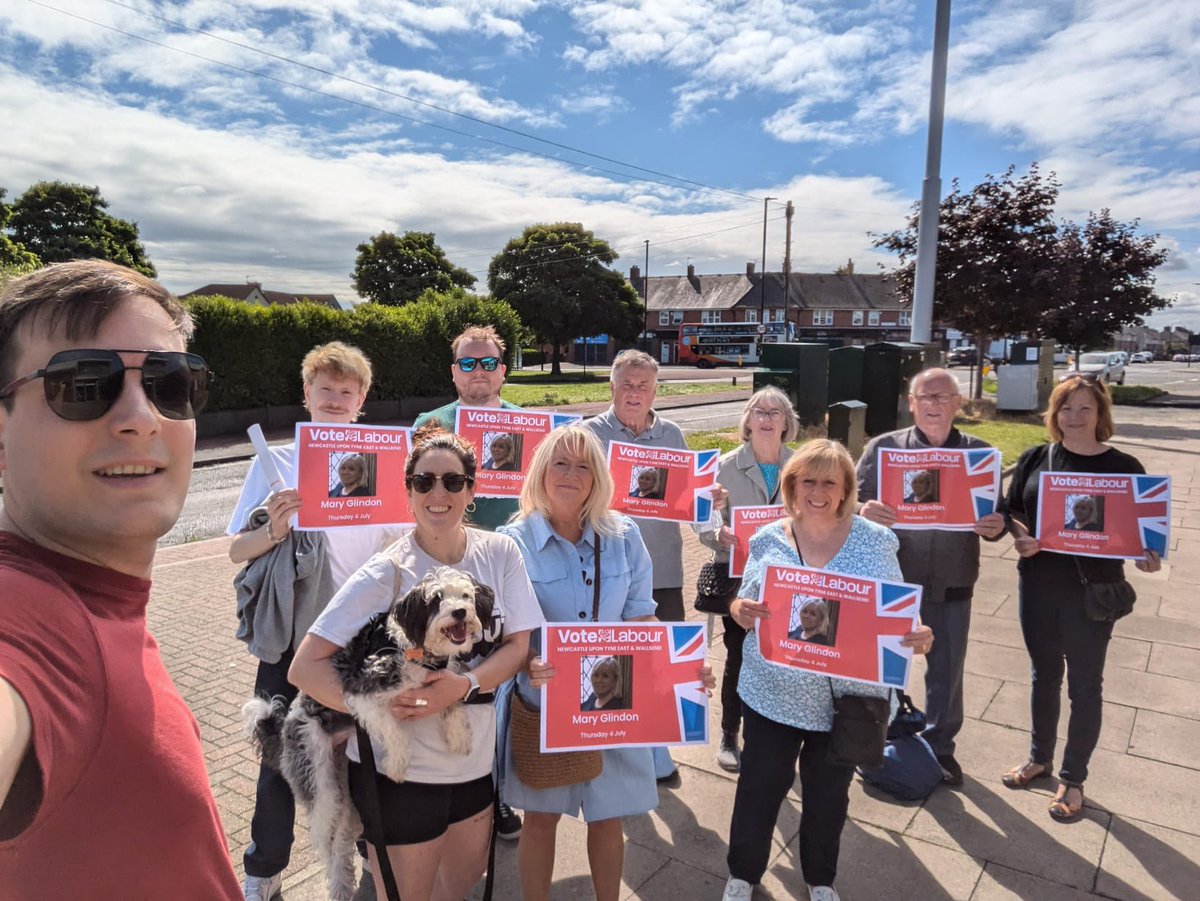 The sun’s out, the team’s out (in Walkergate)☀️🌹