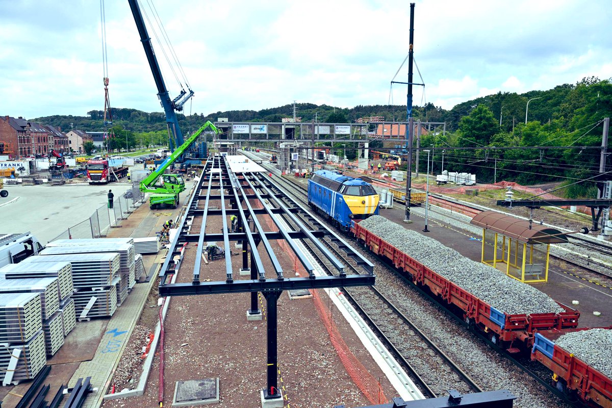 FredericPetit23's tweet image. 📸 Dit weekend wordt in station Diest de nieuwe voetgangersbrug over de sporen geplaatst 🏗️ 

Eind oktober gaat nieuwe passerelle in dienst. Intussen werken @NMBS en @Infrabel_NL verder aan vernieuwing en verhoging van perrons 🚉 

#Infrabel #NMBS #Diest #station #mobiliteit