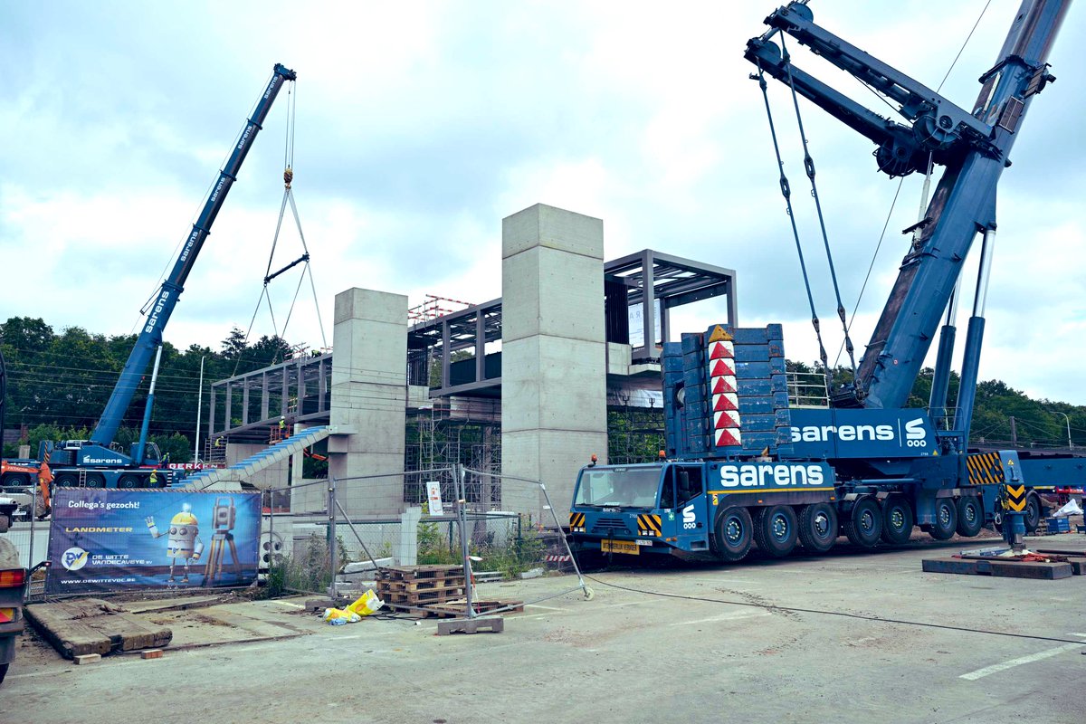 FredericPetit23's tweet image. 📸 Dit weekend wordt in station Diest de nieuwe voetgangersbrug over de sporen geplaatst 🏗️ 

Eind oktober gaat nieuwe passerelle in dienst. Intussen werken @NMBS en @Infrabel_NL verder aan vernieuwing en verhoging van perrons 🚉 

#Infrabel #NMBS #Diest #station #mobiliteit