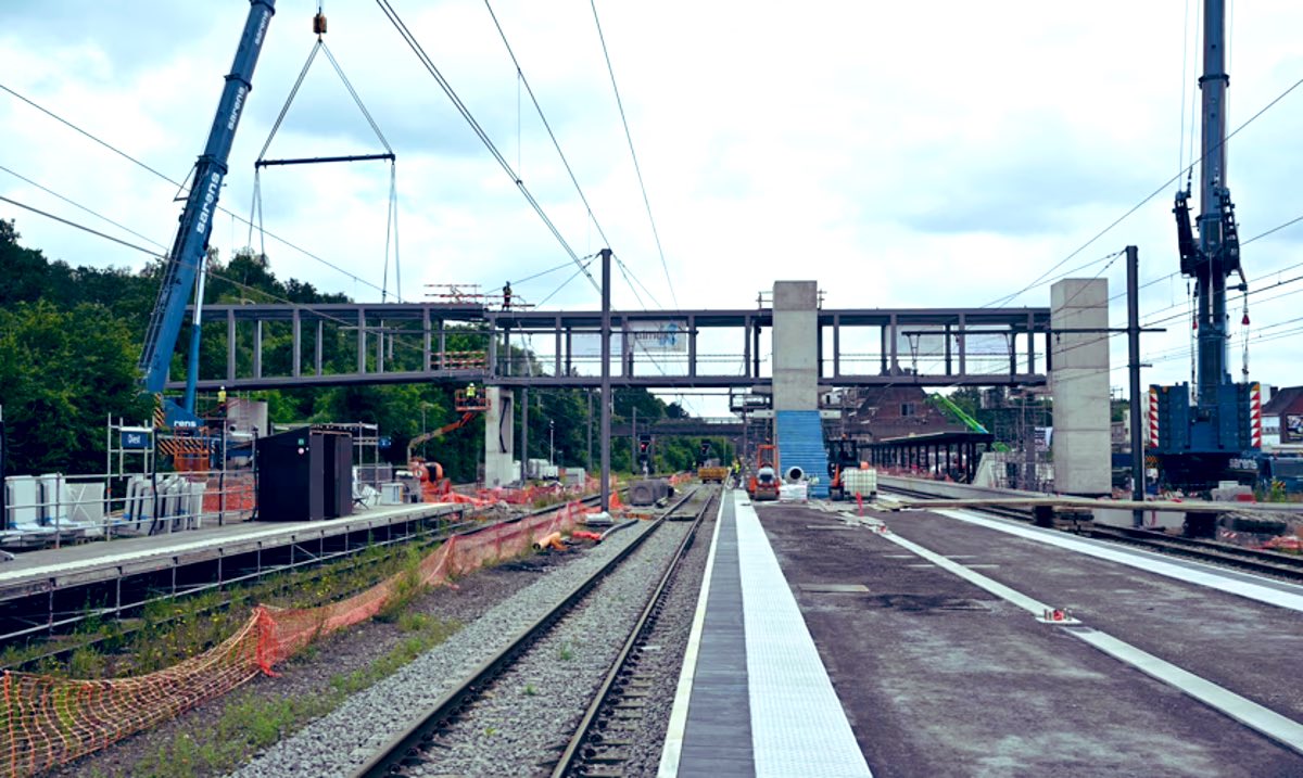 FredericPetit23's tweet image. 📸 Dit weekend wordt in station Diest de nieuwe voetgangersbrug over de sporen geplaatst 🏗️ 

Eind oktober gaat nieuwe passerelle in dienst. Intussen werken @NMBS en @Infrabel_NL verder aan vernieuwing en verhoging van perrons 🚉 

#Infrabel #NMBS #Diest #station #mobiliteit