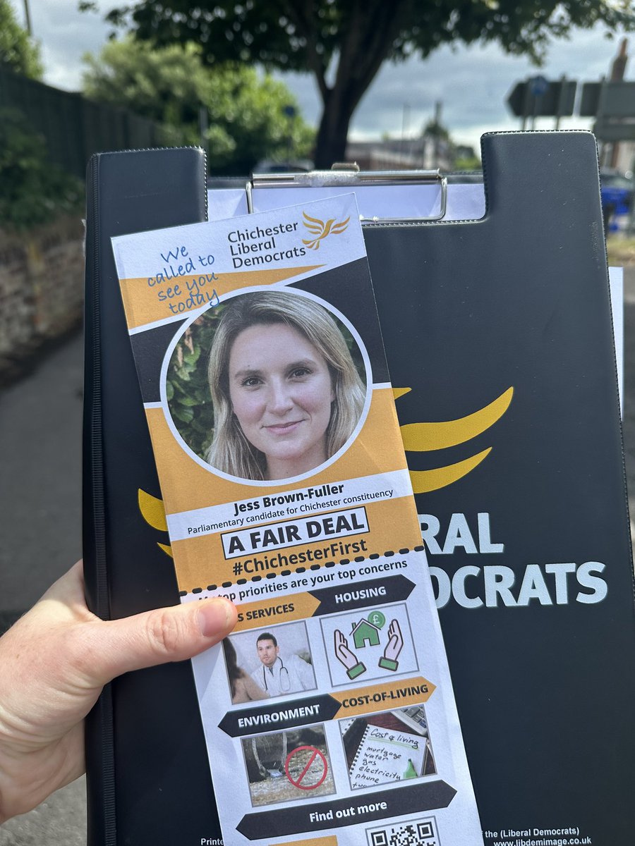 roisinmiller's tweet image. A family affair today… dad delivered, mum came canvassing with me. Very enthusiastic support for Jess and disdain at Keegan. #ChichesterFirst #LibDemDoorstep
