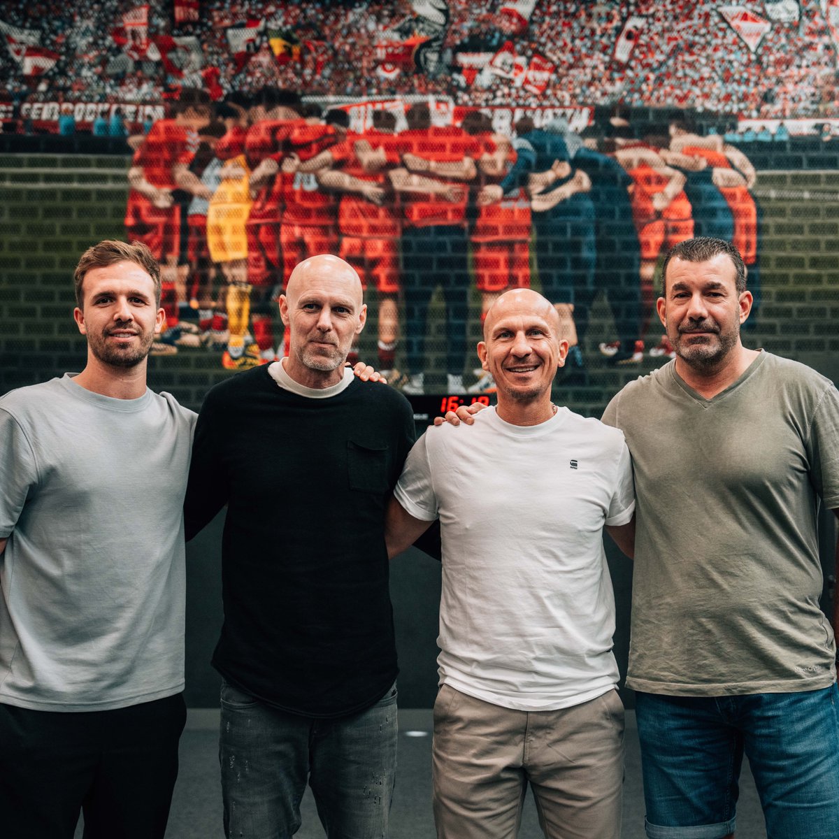 Das Team um #effzeh-Cheftrainer Gerhard Struber steht! Bernd Eibler und Thomas Hickersberger werden als Co-Trainer arbeiten und Peter Greiber übernimmt die Position des Torwarttrainers. 🔴⚪️

Alle Infos 👉 fc.de/fc-trainerteam…