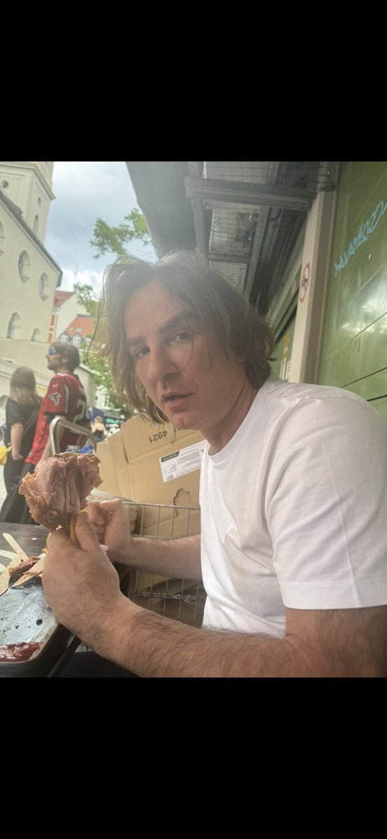 zeljkomitrovic's tweet image. Veoma čudan sklop dogadjaja na Marienplatz-u u Minhenu, sa jedne strane nadiru navijači zbog fudbalskog prvenstva i večerašnje utakmice, a sa druge ljubitelji Prajda koji je takodje i toku, ja sam se izmedju ove dve stvari opredelio za kolenicu sa mnogo senfa i rena!