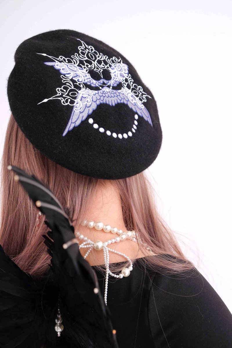 「the black halo  preorder the Halo beret 」|meyo 🌸 artcade #70のイラスト