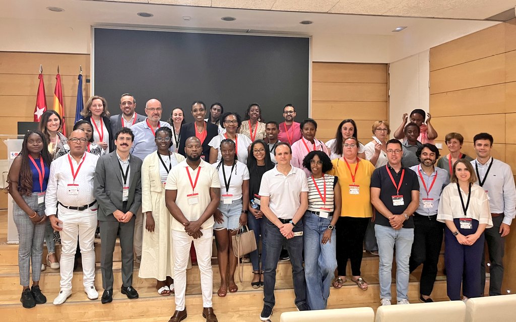 AsafeFalciforme's tweet photo. Foto grupal para cerrar esta 2ª Jornada de #ASAFE. Muchas gracias a @pfizer_spain,@NovoNordiskES y @VertexPharma;a @HemOnc_GMaranon,organizadores, ponentes y asistentes. Salimos empoderados y + fuertes,para aliviar y curar a #TODAS las personas con #EnfermedadDeCélulasFalciformes https://t.co/v4AOiTxzQI