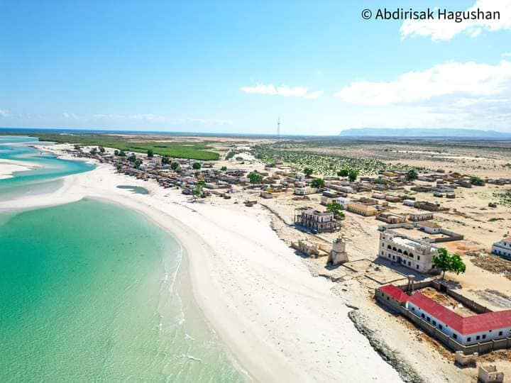 MowliidHaji's tweet photo. #EverydaySomalia: #RaasCaseyr, is a headland in the #Somalia's north eastern region of #Bari historically known as Cape #Guardafui, it lies at the junction between the Gulf of Aden and the Indian Ocean.
The coastline is rugged, with mountains, dry river beds, a small delta, and steep cliffs that cast shadows on the landscape.
These amazing pictures were taken by photographer Abdirizak Hagushan,
