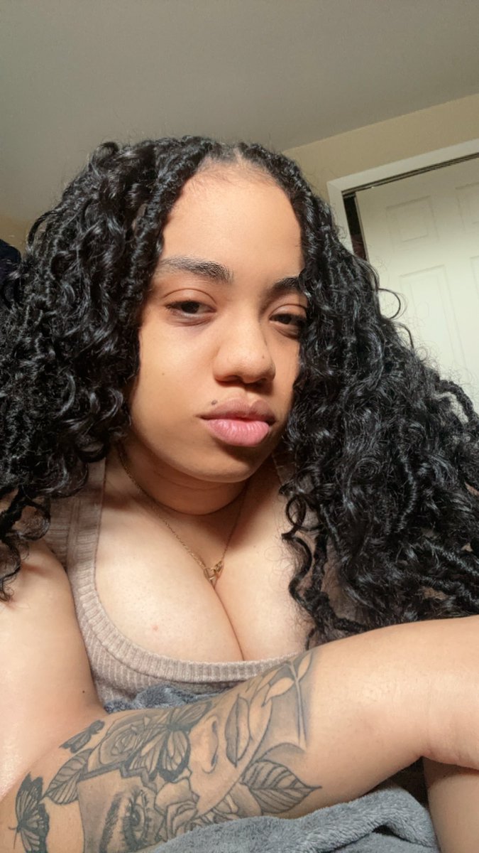 ravy_redd's tweet image. I think I like this lil life 🤍💚