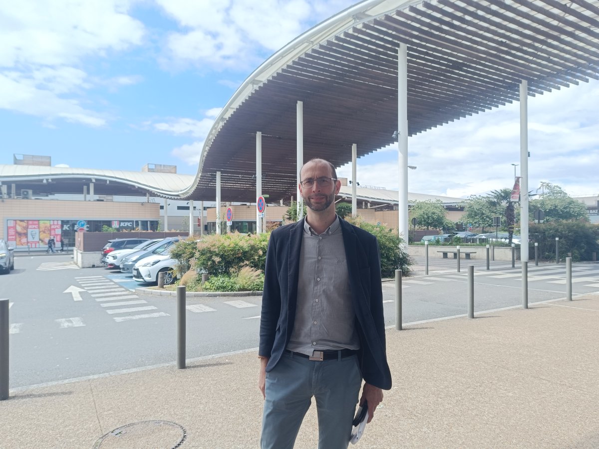 ClaudeLedion's tweet photo. Au centre commercial "Les Ceriseraies" à Fresnes pour présenter les mesures de pouvoir d'achat du programme du Rassemblement National.

#BardellaPremierMinistre #ElectionsLegislatives2024 https://t.co/mZMkHI9quw