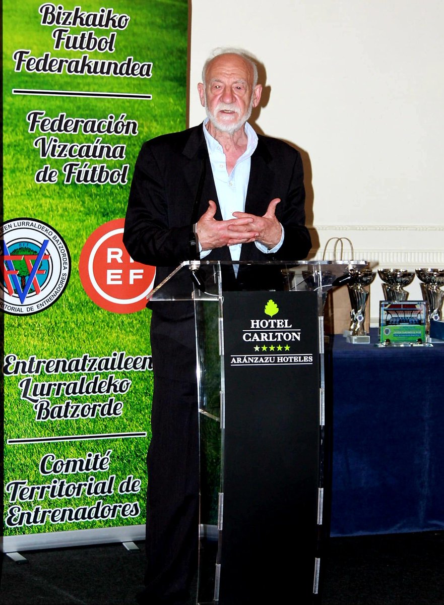 EntrenadoresBiz's tweet photo. Ehun bat lagunek hartu dute parte gaur bazkari maitagarrian, Bizkaiko Entrenatzailearen 64. Egunean.
Javier Tabernilla misterrari egindako aipamen berezia, kirol-historiagatik, Ligako entrenatzaile txapeldunei sariak emateagatik eta hainbat zozketagatik. https://t.co/SVqMqkrGNG