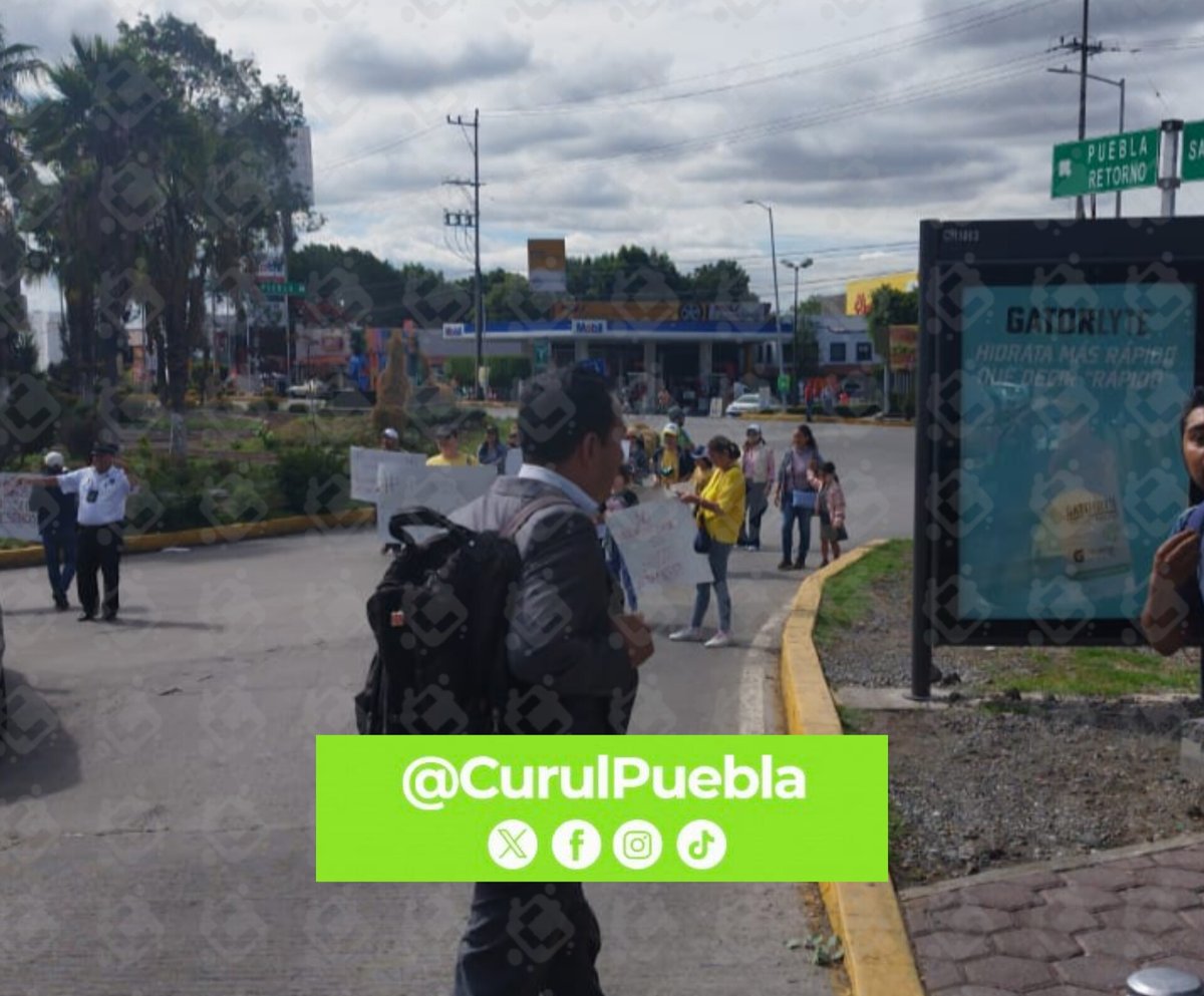 CurulPuebla's tweet photo. 📢|| Manifestación  de vecinos en la Recta Cholula por Mac Donalds, en contra del doble sentido en la 14 Oriente de San Andrés Cholula. Hay caos vehicular, tome vías alternas #amigosalvolante #ReporteVial #CurulPuebla https://t.co/aPSo3vdvFR